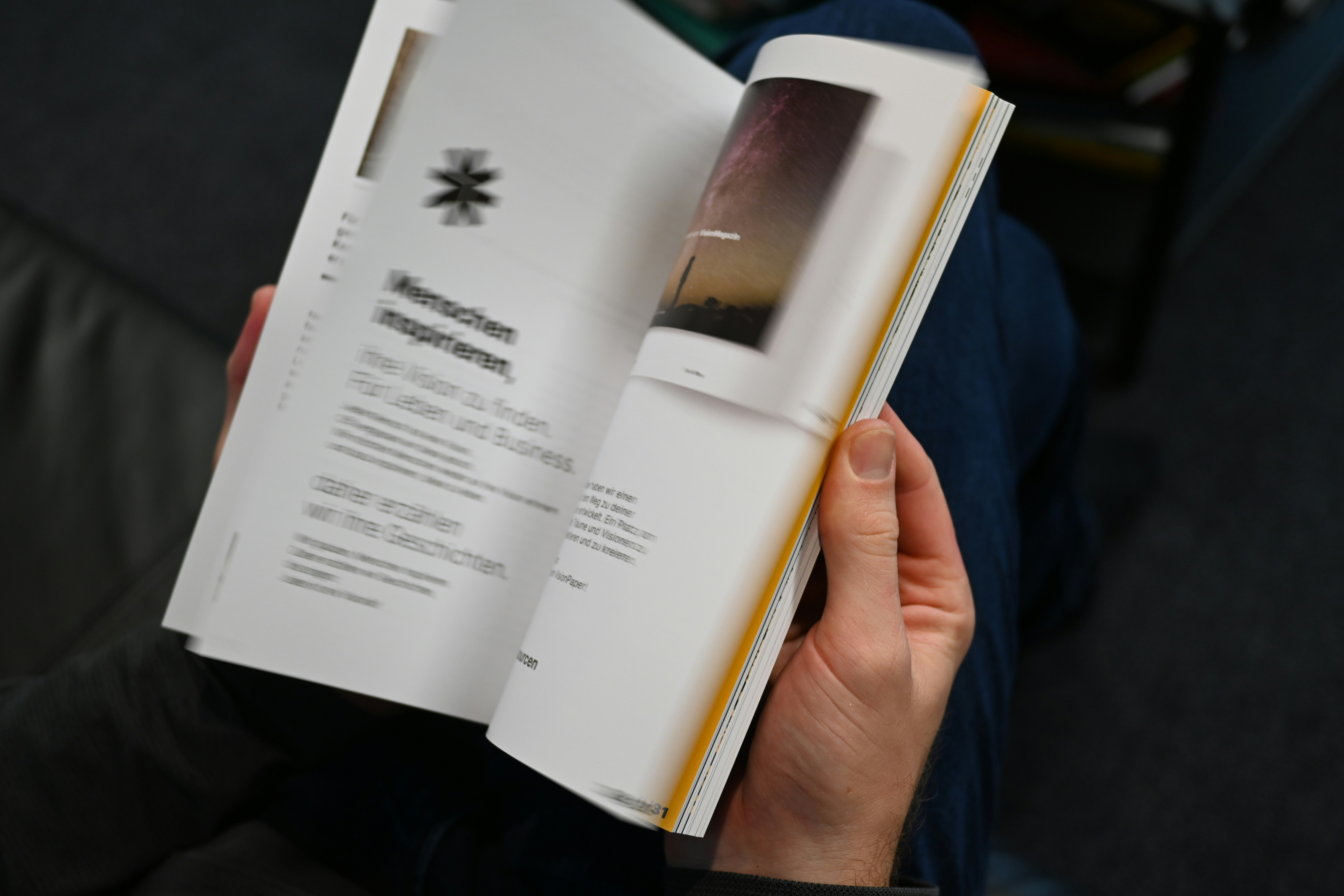 Gemeinsame Abstimmung eines Druckprojekts anhand von Entwürfen und Bildmaterial