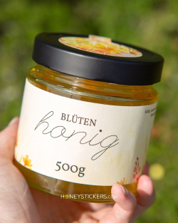 Selbstklebendes Etikett auf einem Glas