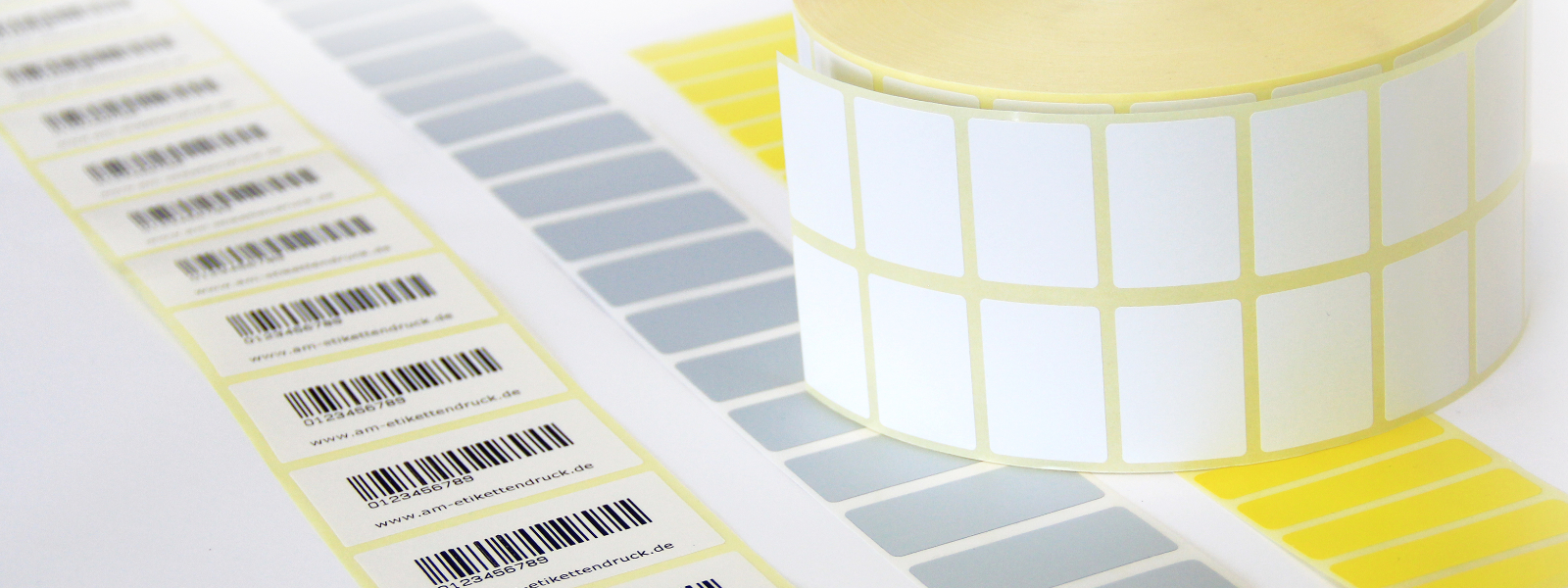 Schmale Thermotransferetiketten mit Barcode auf Rollen
