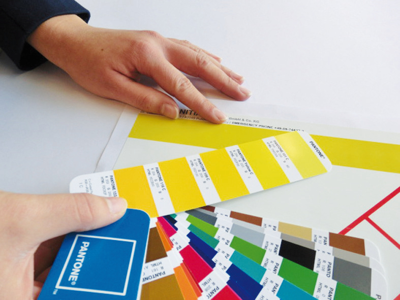 Farbmuster und Farbfächer bei der Abstimmung von Druckfarben