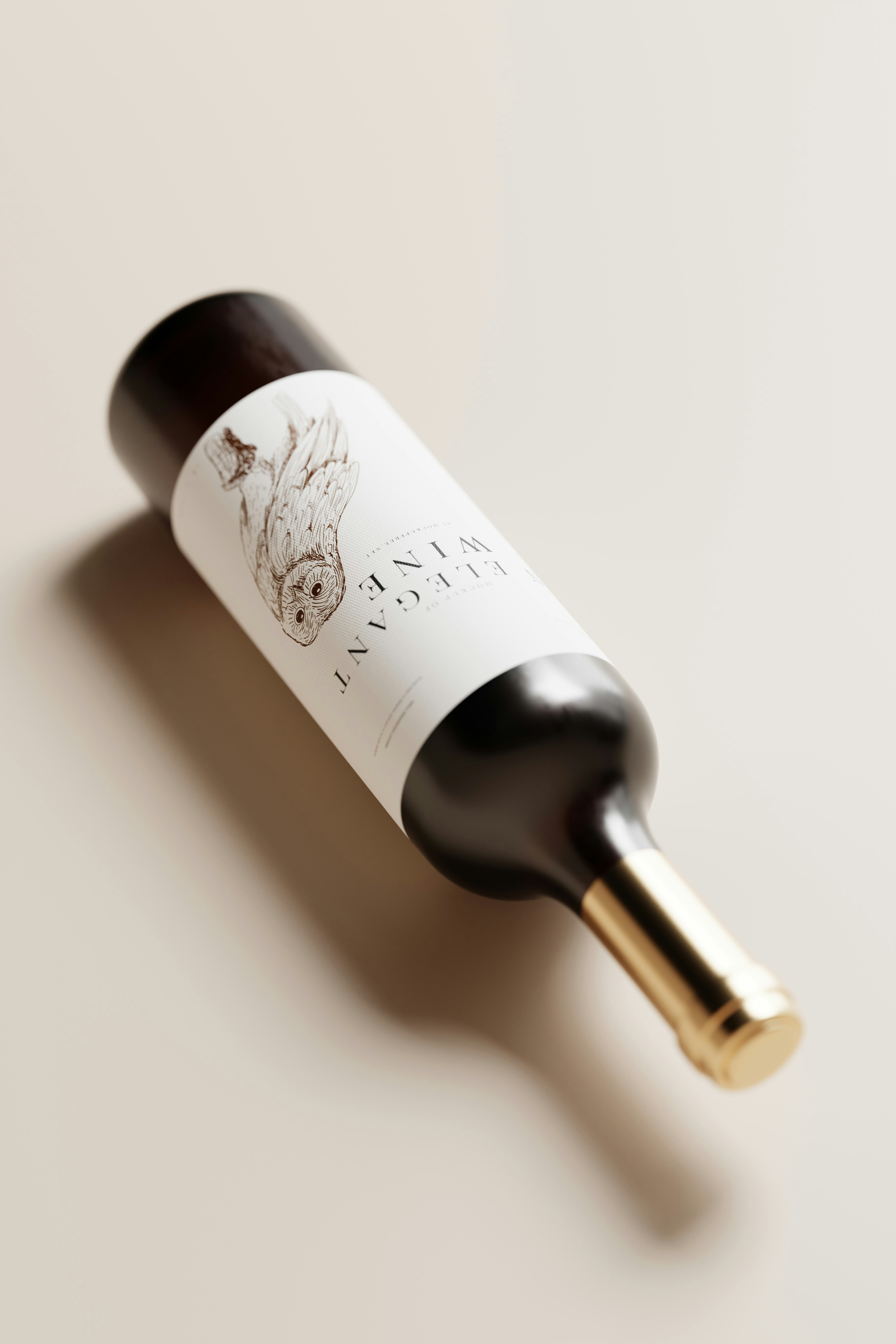 Veredeltes goldenes Weinetikett auf einer Rolle