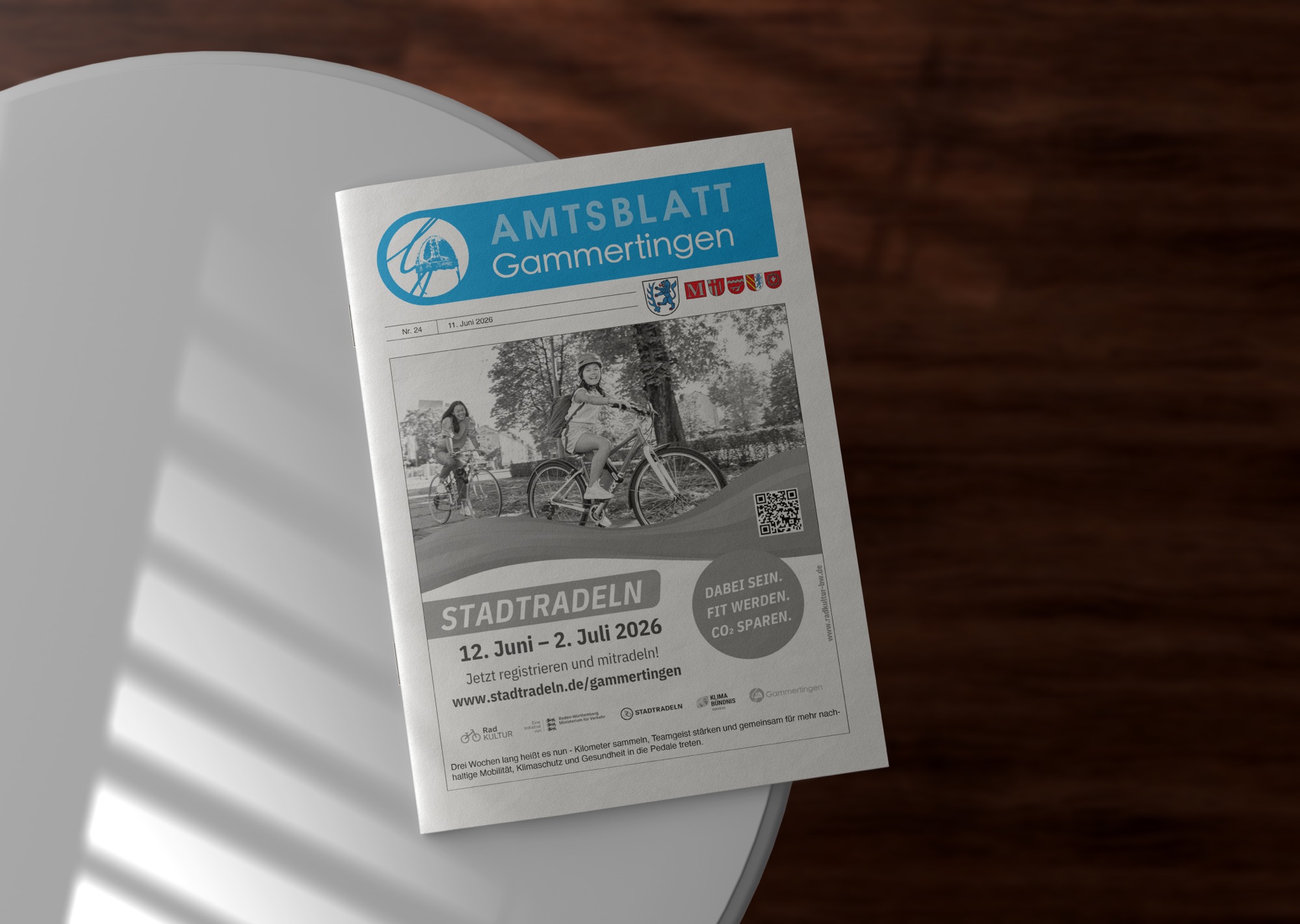 Aufgeschlagenes Amts- und Gemeindeblatt mit frühlingshafter Titelseite.