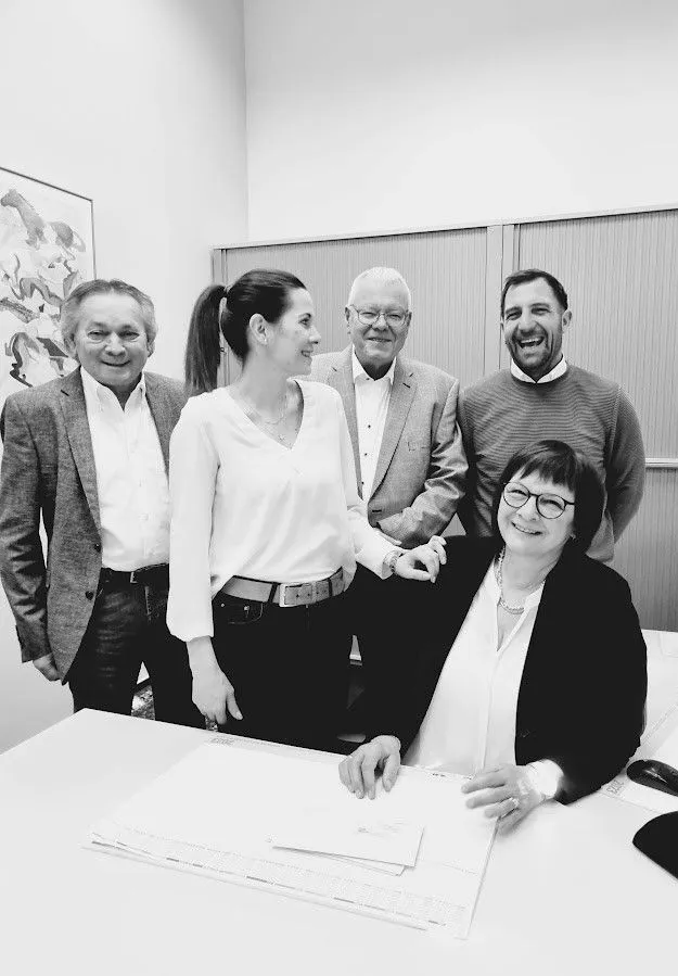 Das Team der Druckerei Acker steht gemeinsam in der Produktion.